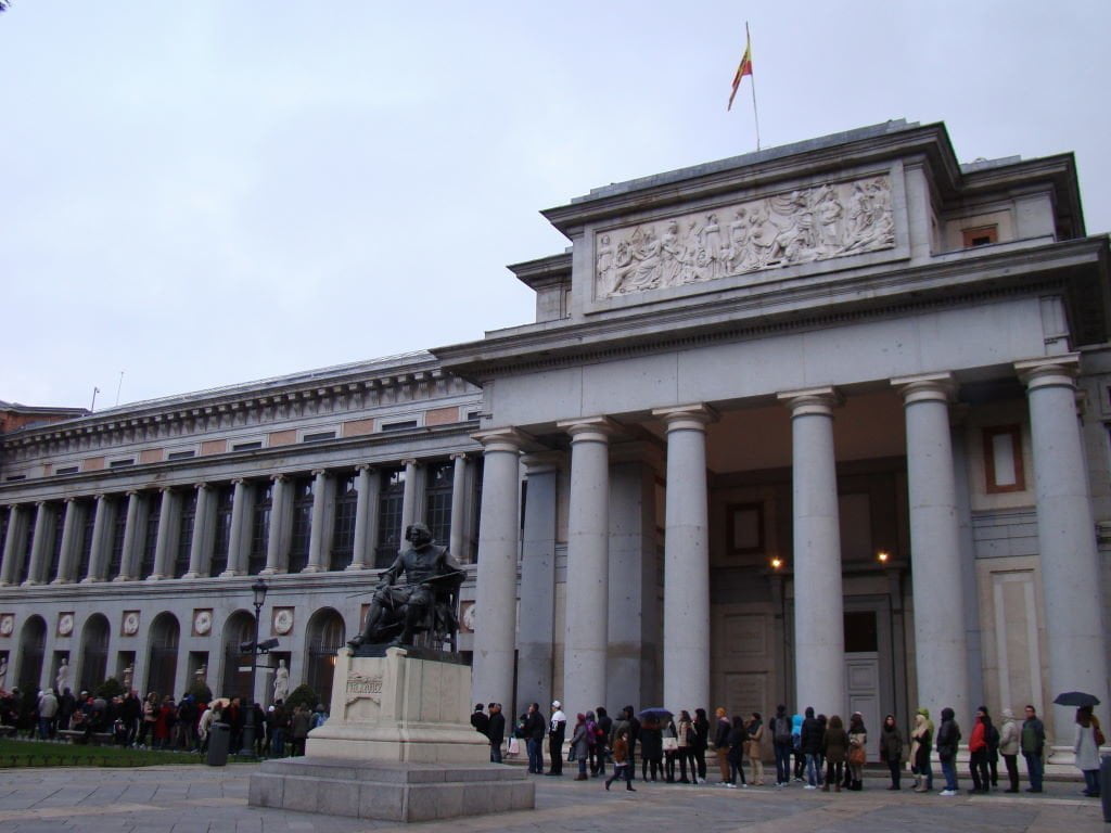 Fila para a entrada gratuita no Museu do Prado - O que fazer em Madrid em 3 dias