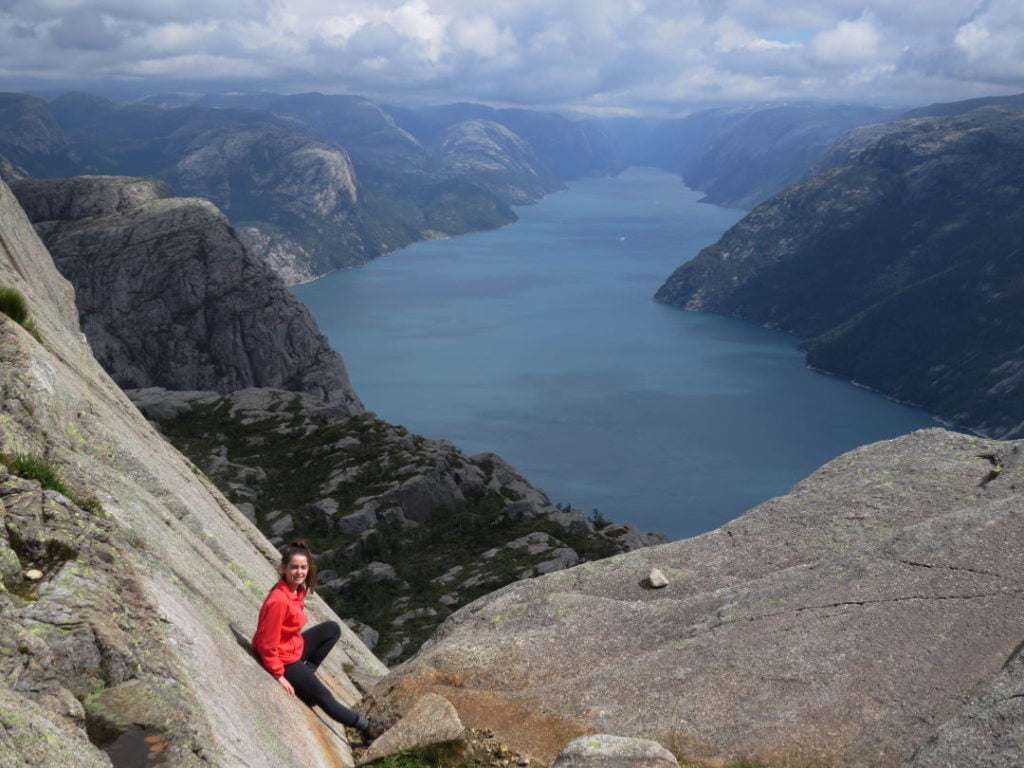 Acima da Pulpit Rock/Preikestolen na Noruega e o Lysefjord