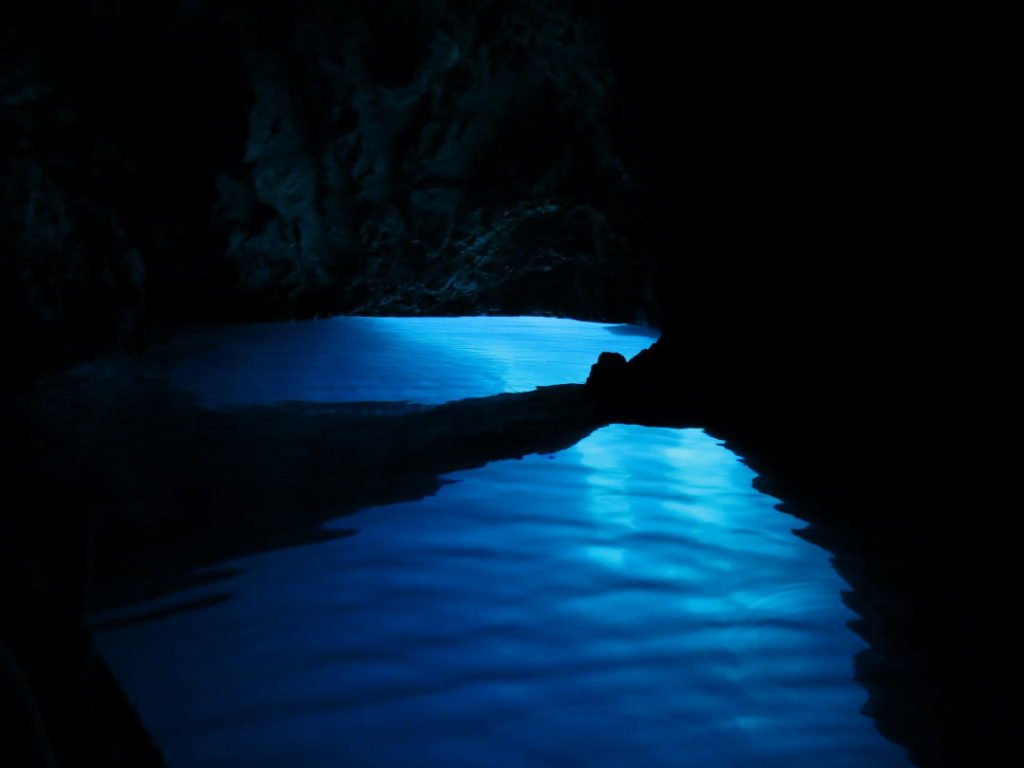 Arco natural subaquático na Gruta Azul - Croácia praias e pontos turísticos