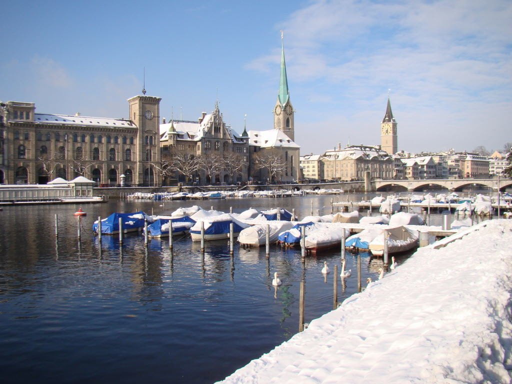 Stadthausquai com vista da Fraumünster e da Igreja St.Peter - O que fazer em Zurique no inverno - Ano Novo e Pontos Turísticos