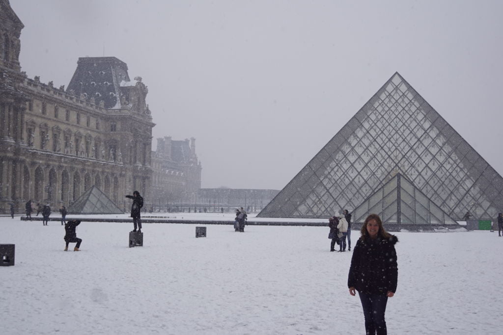 Pirâmides do Louvre - Viajar para Paris no inverno com neve!