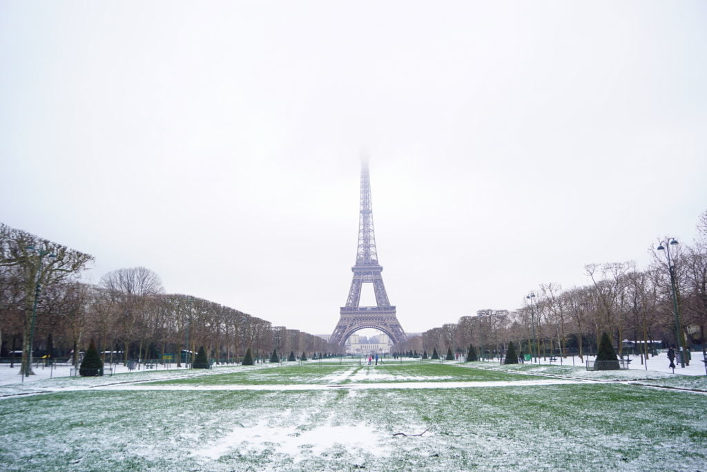 Champ de Mars e Torre Eiffel - Viajar para Paris no inverno com neve!