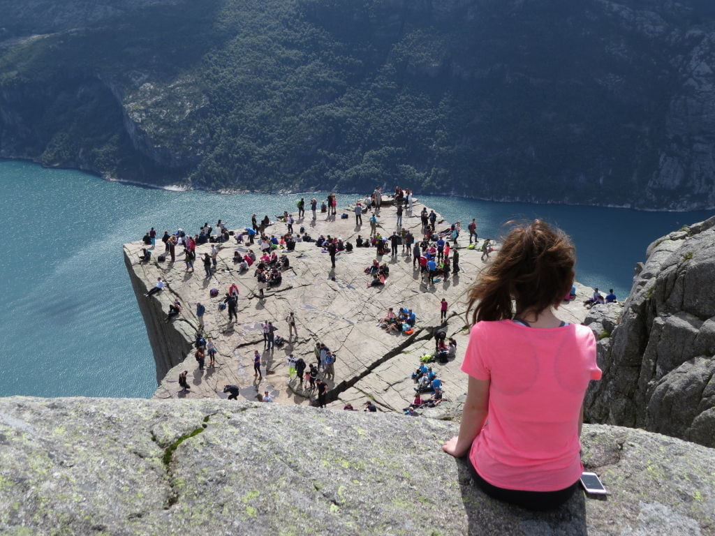 Pulpit Rock/Preikestolen na Noruega e Lysefjord vistos de cima