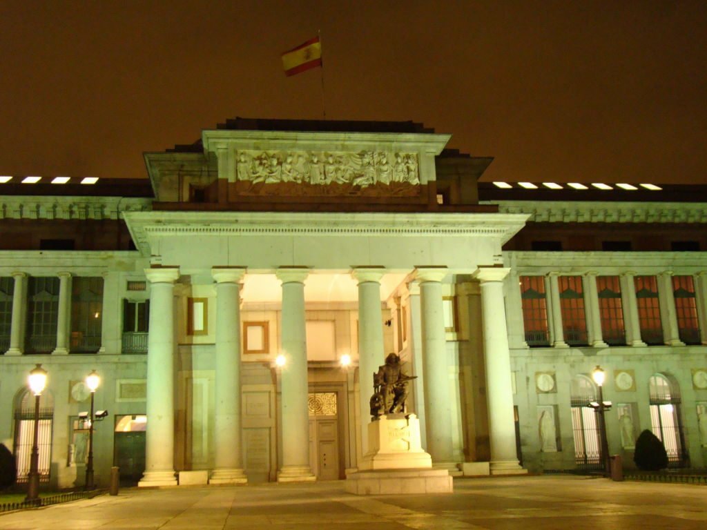 Lateral do Museu do Prado - Roteiro Madrid a pé, à noite e de graça!