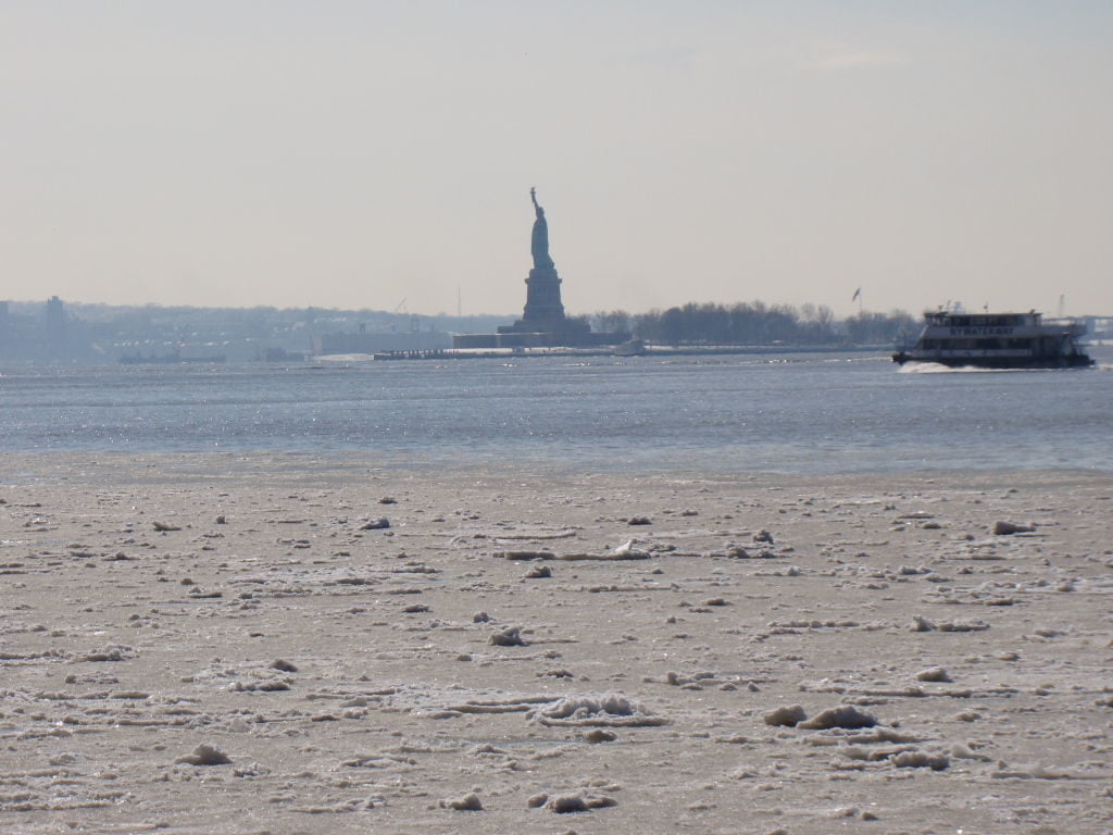 Estátua da Liberdade vista do World Financial Center - O que fazer em Nova York no inverno com neve!