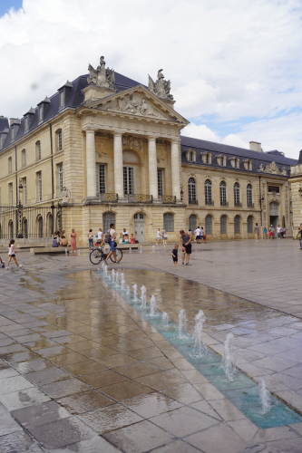 Praça da Liberação com o Palácio dos Duques ao fundo 