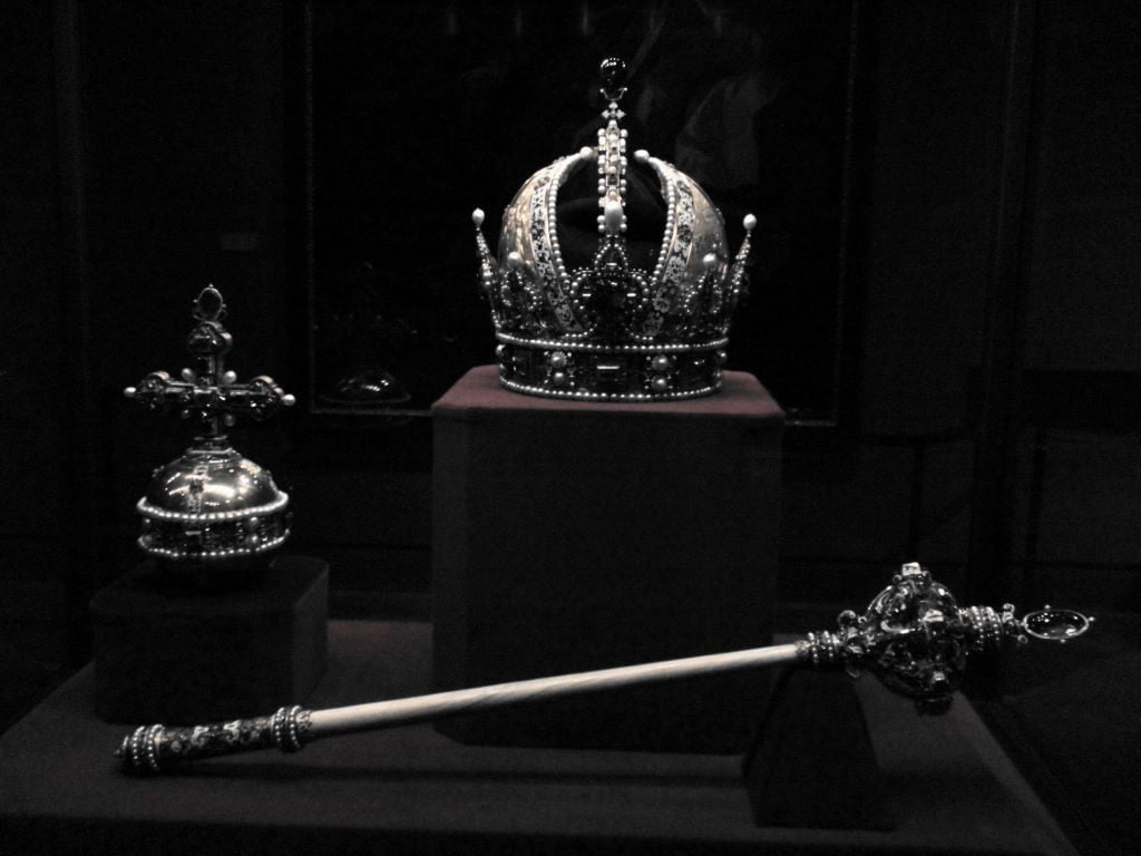 Coroa e cetro da Coleção do Tesouro Imperial - Palácio Hofburg Viena