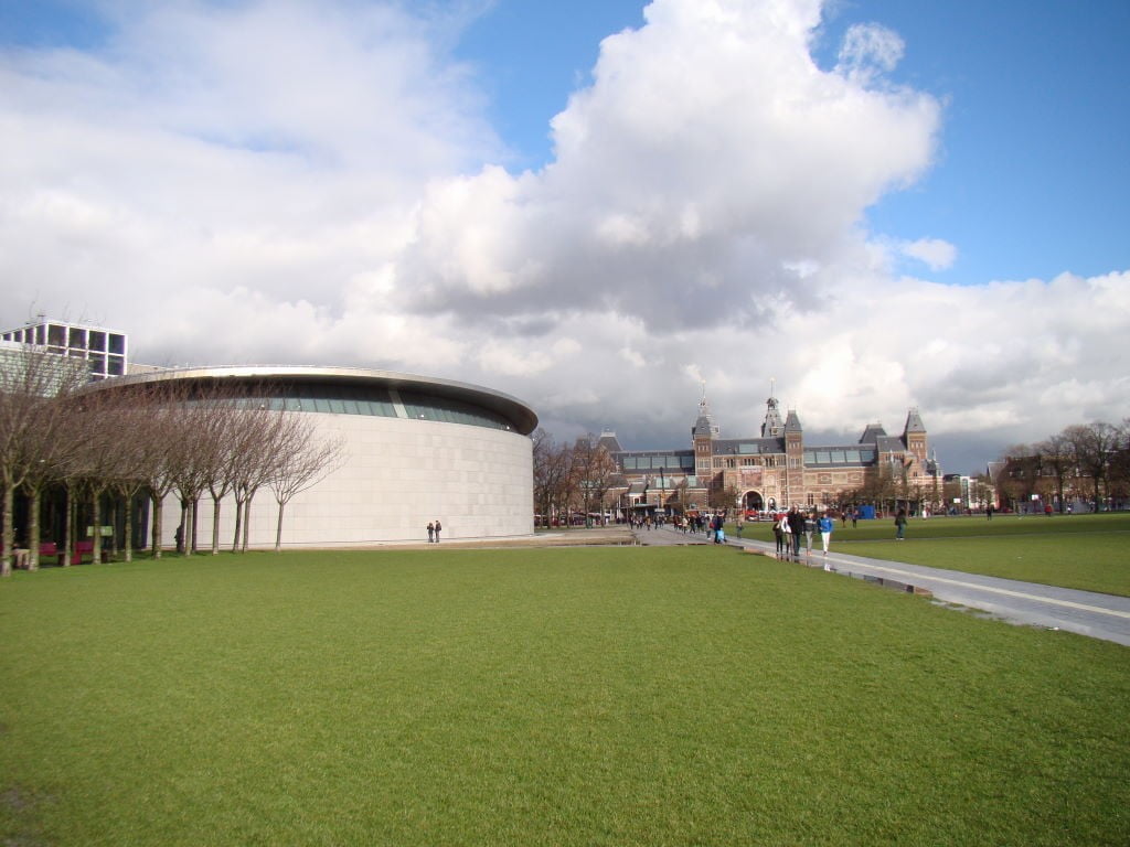 Museu Van Gogh Amsterdam à esquerda e Rijksmuseum ao fundo