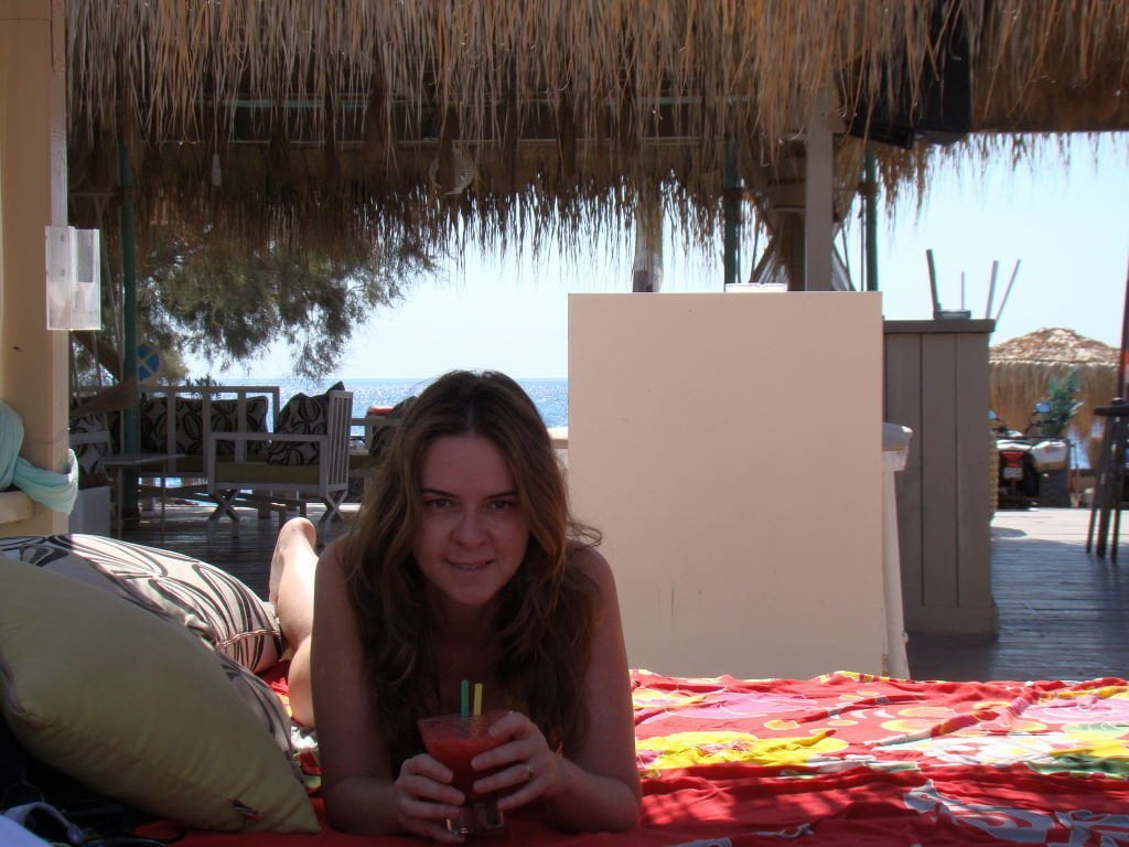 JoJo Beach Club na Praia de Perívolos - O que fazer em Santorini Grécia
