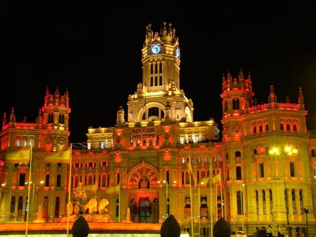 Palácio de Cibeles, Roteiro por Madri a pé, a noite e de graça