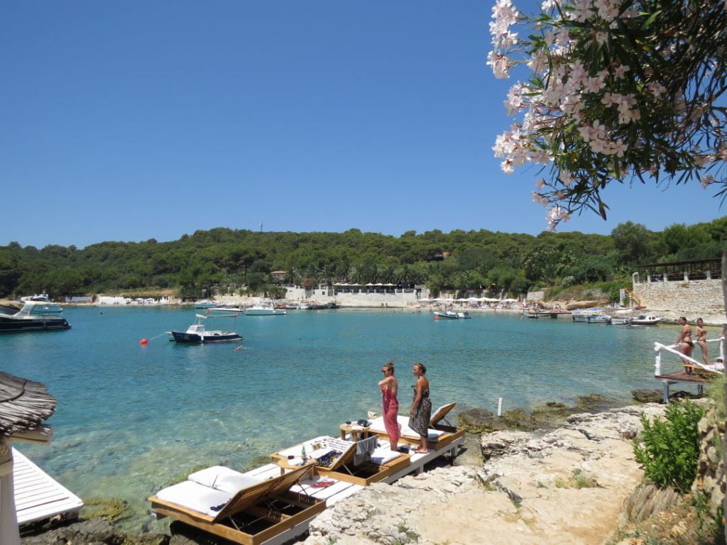 Laganini Lounge Bar em Palmizana - Croácia praias e pontos turísticos