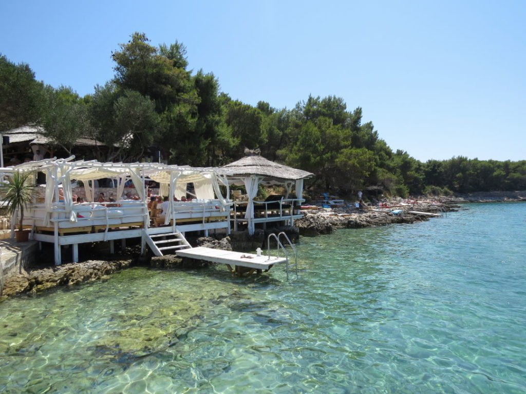 Laganini Lounge Bar em Palmizana - Croácia praias e pontos turísticos
