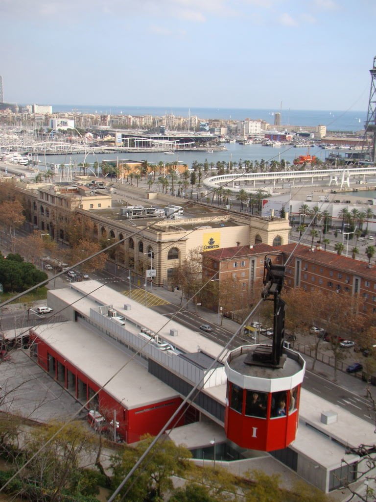Barcelona vista da primeira parada do teleférico de Montjuic - O que fazer em Barcelona pontos turísticos imperdíveis