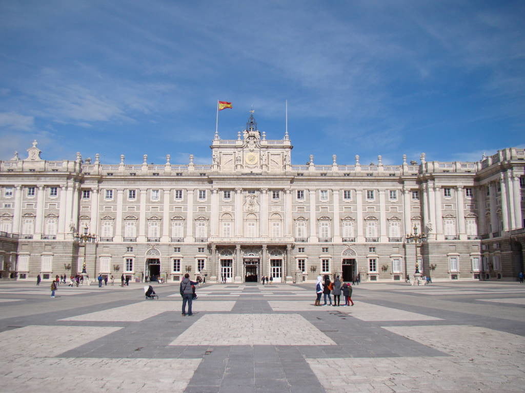 Palácio Real de Madrid visto da Plaza de la Armeria - Visita ao Palácio Real de Madrid de graça!