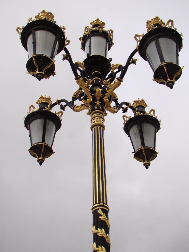 Luminária da Plaza de la Armeria - Visita ao Palácio Real de Madrid de graça!