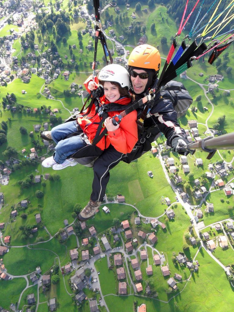 Luiza voando sobre Grindelwald