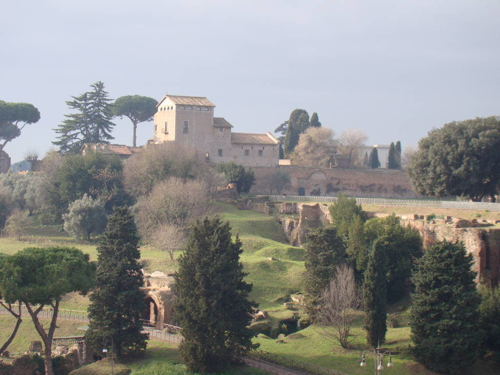 Monte Palatino visto do Coliseu - Pontos Turísticos de Roma - O que fazer em 3 dias