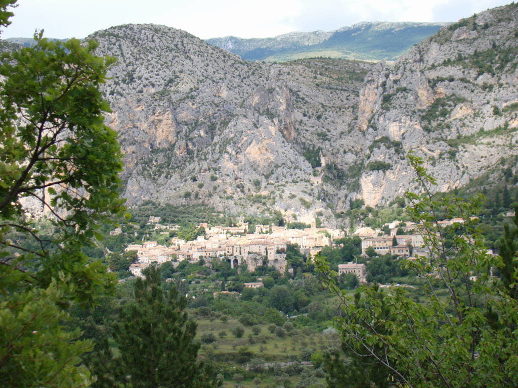 Moustiers Sainte-Marie - Campos de lavanda e girassóis na Provença