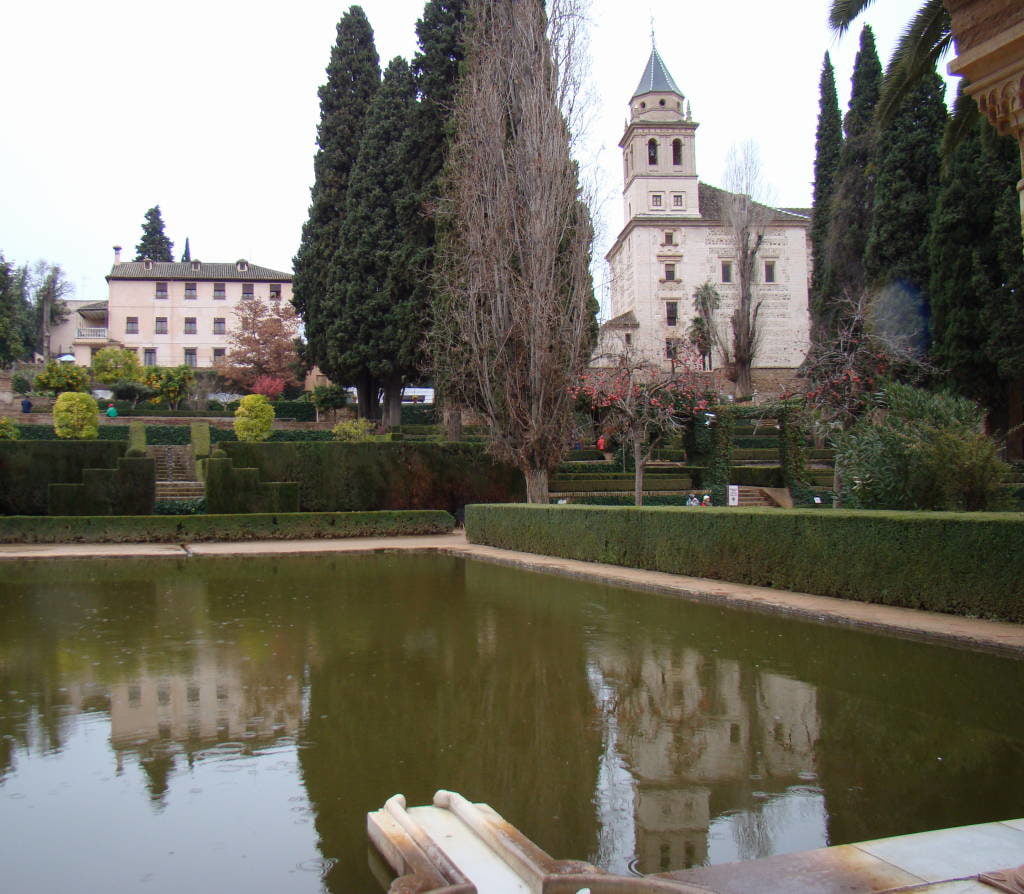 Igreja de Santa Maria da Alhambra vista de El Partal - Palácio de Alhambra Espanha em Granada