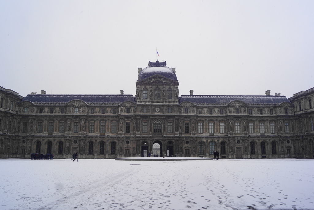 Cour Carrée du Louvre - Viajar para Paris no inverno com neve!
