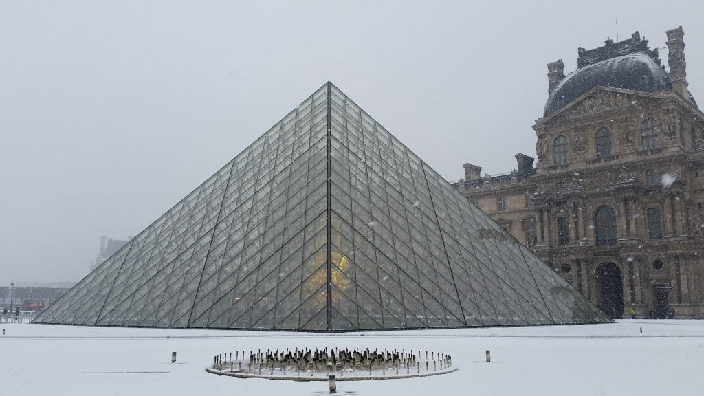 Pirâmide do Louvre -Viajar para Paris no inverno com neve!