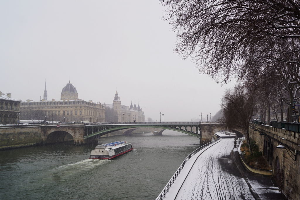 Vista da Pont D'Arcole - Viajar para Paris no inverno com neve!