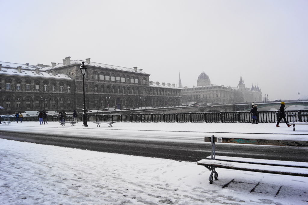 Viajar para Paris no inverno com neve!