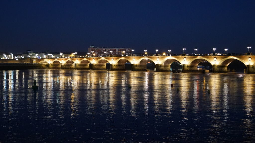 Ponte de Pedra sobre o Rio Garonne - Bordeaux França: Cidade do Vinho, Duna de Pilat e muito mais!