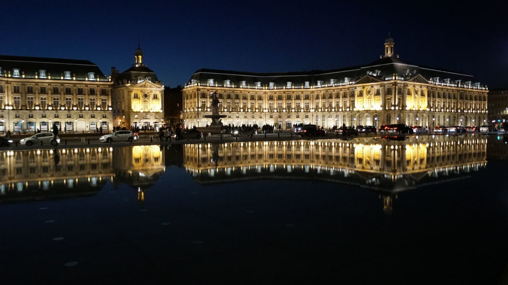 Espelho d'Água na Place de la Bourse em Bordeaux - Cidades na França
