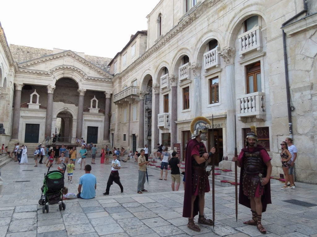 O Peristilo no Palácio de Diocleciano - O que fazer em Split Croácia