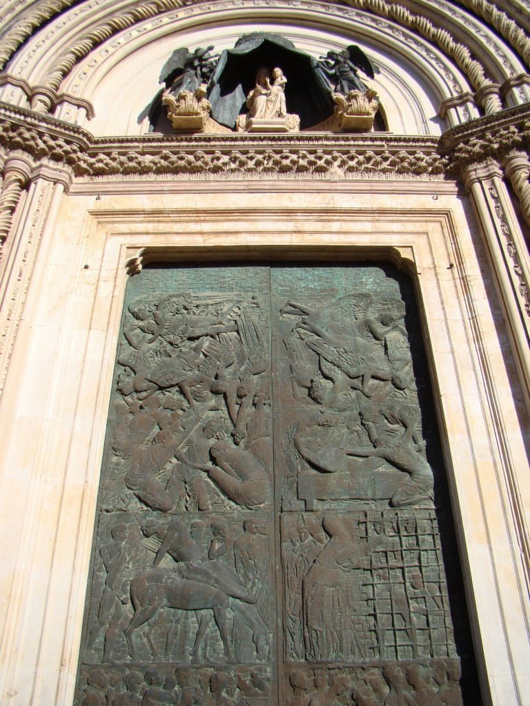 Porta da fachada da Duomo di Orvieto - Cidades Próximas a Roma - O que fazer em Orvieto Itália