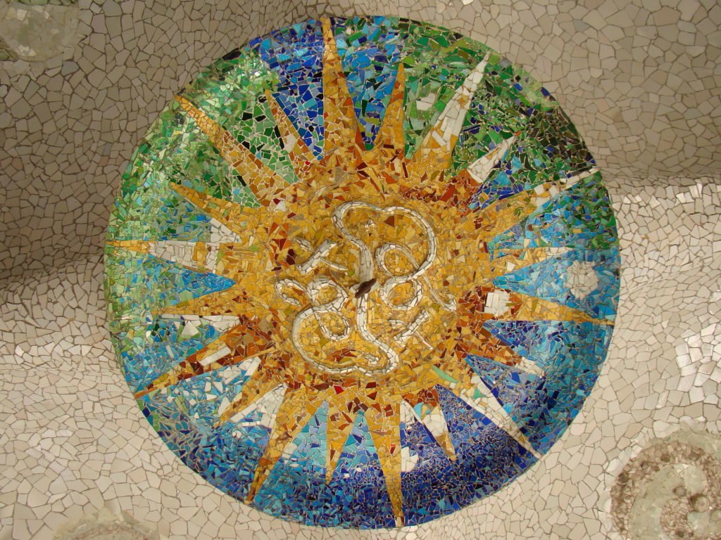 Mosaico do teto do Hypostyle Room - Visita Parque Güell Barcelona