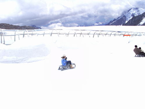 Luiza de trenó no Jungfraujoch