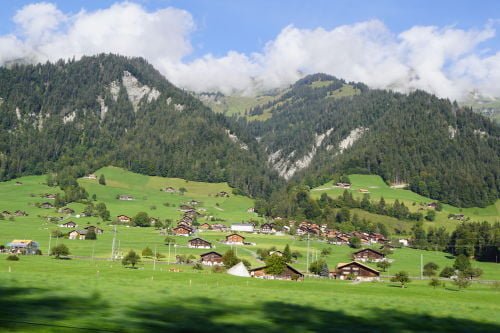 Estrada para o Lago Oeschinen em Kandersteg Suíça