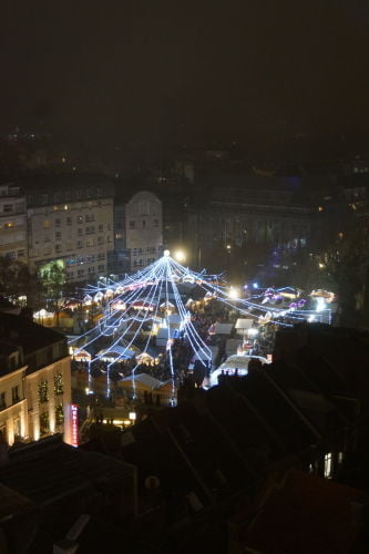Mercado de Natal iluminado visto da roda gigante