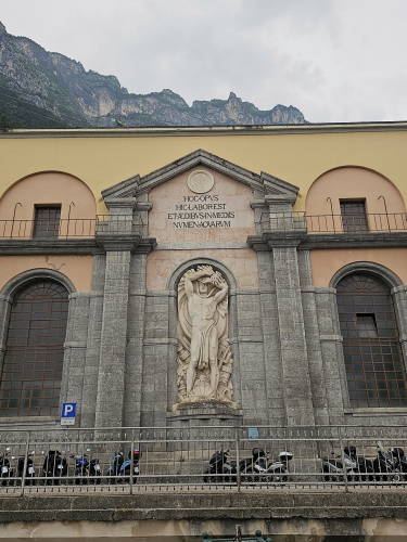 Fachada da Central Hidrelétrica em Riva del Garda 